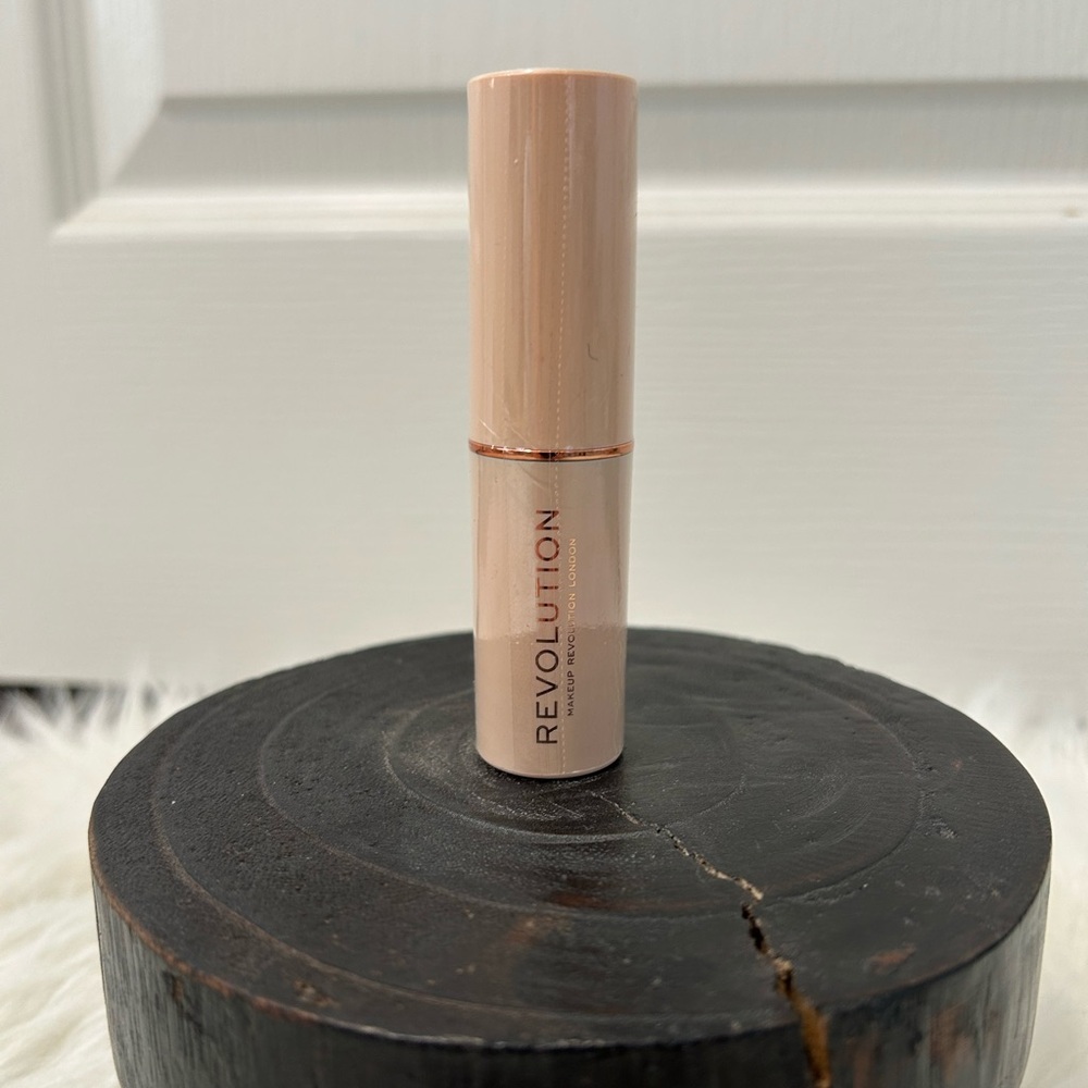 REVOLUTION Fast Base Stick Foundation Shade F4